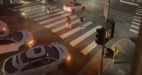 Mất điện hàng loạt, taxi tự lái ở Mỹ dừng giữa đường, nhốt khách bên trong không cho ra