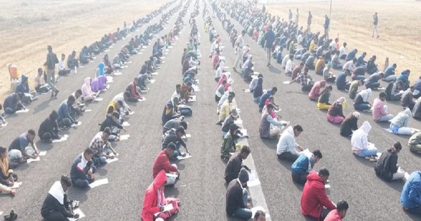 8.000 người ngồi trên đường băng làm bài thi, giám thị dùng UAV chống gian lận