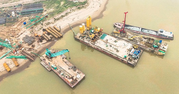 Cận cảnh công trường thi công cầu vượt sông Hồng gần 10.000 tỷ đồng