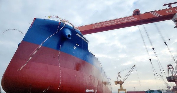 Lần đầu tiên người Việt đóng tàu hàng 65.000 tấn, dài 200m lớn nhất từ trước tới nay, đã hạ thủy: Doanh nghiệp nào đứng sau kỳ tích này?