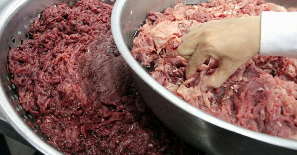 Kiểm tra hành chính 1 cơ sở, công an triệt phá đường dây sản xuất thịt bò giả từ thịt lợn, phân phối 600 kg mỗi ngày đến 75 quán ăn khắp thành phố