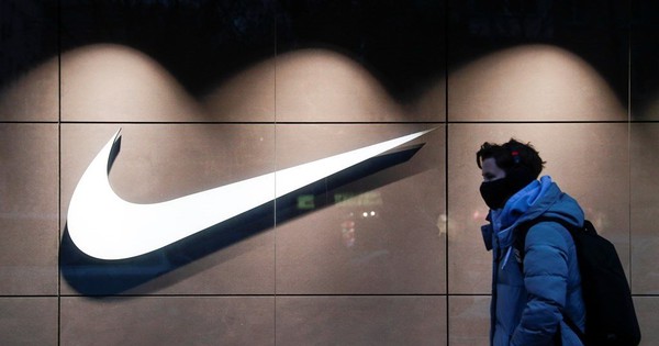 Tim Cook vừa cứu nguy cho Nike