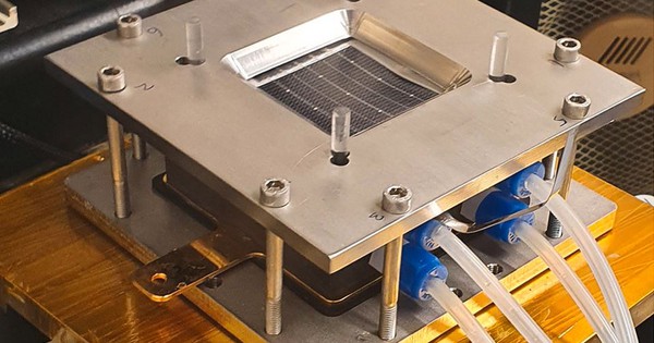 Phát minh "pin lỏng" có thể rung chuyển ngành điện mặt trời truyền thống toàn cầu