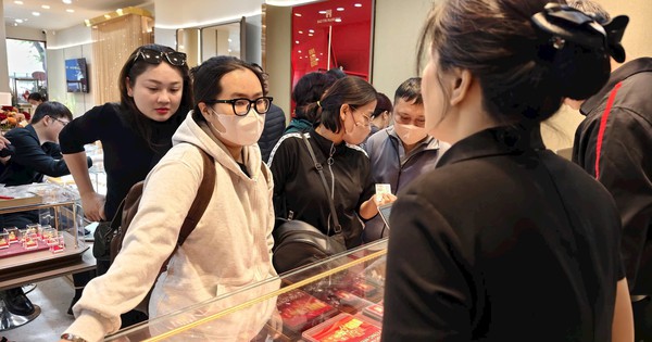 Vàng chỉ cần 300.000 đồng để cán mốc kỷ lục chưa từng có ở VN, bạc tăng không cản nổi: Chuyên gia nói gì?