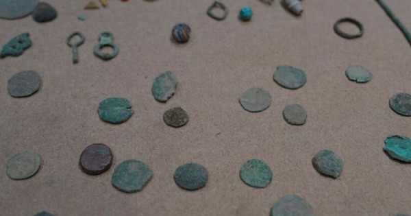 Phát hiện vàng và hàng trăm đồng xu trên đất sau cơn mưa lớn, chính quyền lập tức phong tỏa khu vực, giá trị lớn đến không ngờ