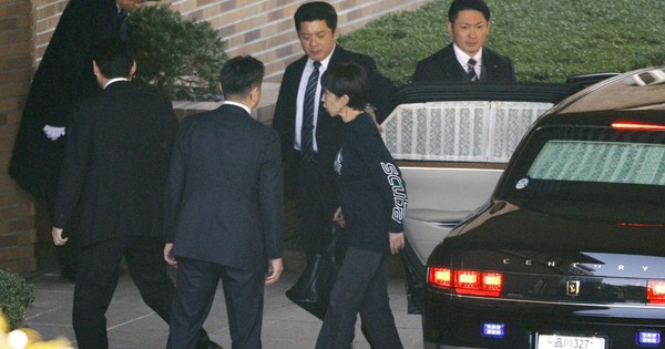 Hình ảnh hiếm thấy của nữ Thủ tướng Nhật Bản khiến nhiều người bất ngờ