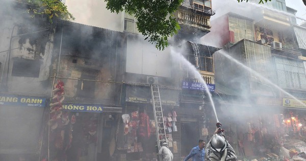 Hà Nội: Cháy nhà trên phố Hàng Mã ngày cuối năm, 1 người bị thương