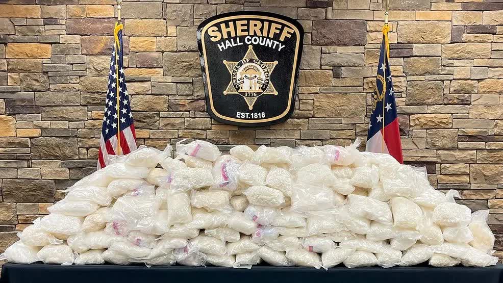 Phát hiện 719kg ma túy đá ngụy trang trong mâm xôi đen, FBI họp báo khẩn - Ảnh 1