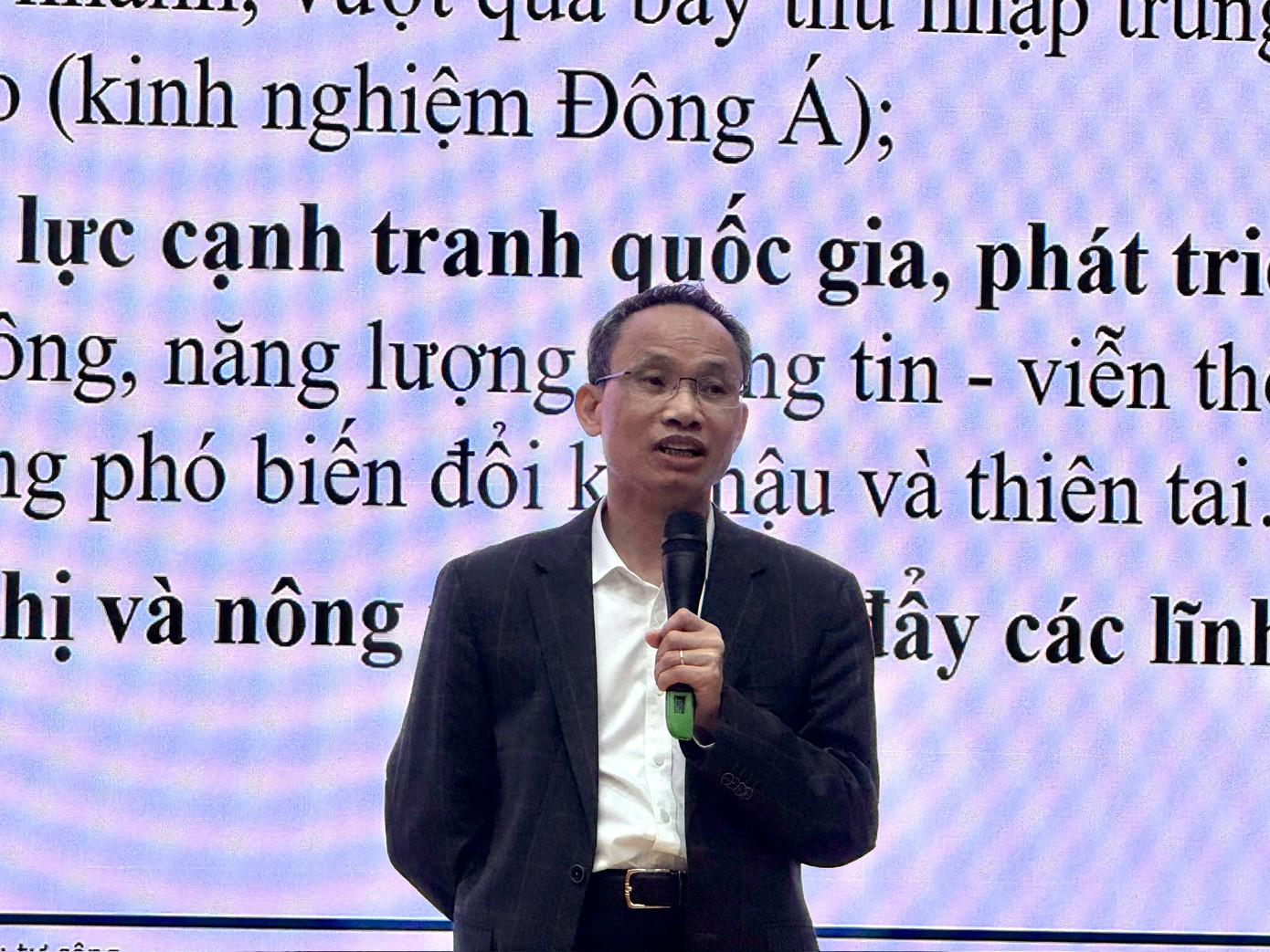 80% vốn đầu tư công cho hạ tầng, chuyên gia nói điểm mất cân đối - Ảnh 1