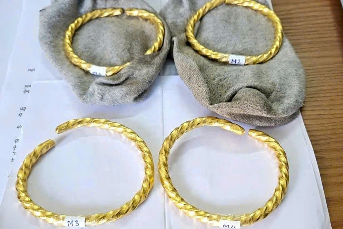 Người phụ nữ cất giấu vàng trong tất để đưa về Việt Nam - Ảnh 2