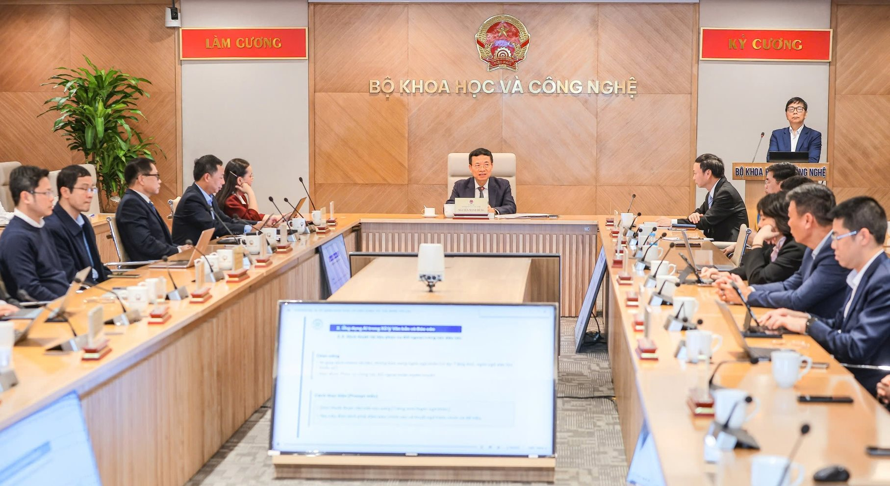 Bộ trưởng Nguyễn Mạnh Hùng: Nếu cán bộ xã thụ động chờ cấp trên cầm tay chỉ việc, chúng ta sẽ không bao giờ theo kịp thực tiễn đang thay đổi từng ngày - Ảnh 2