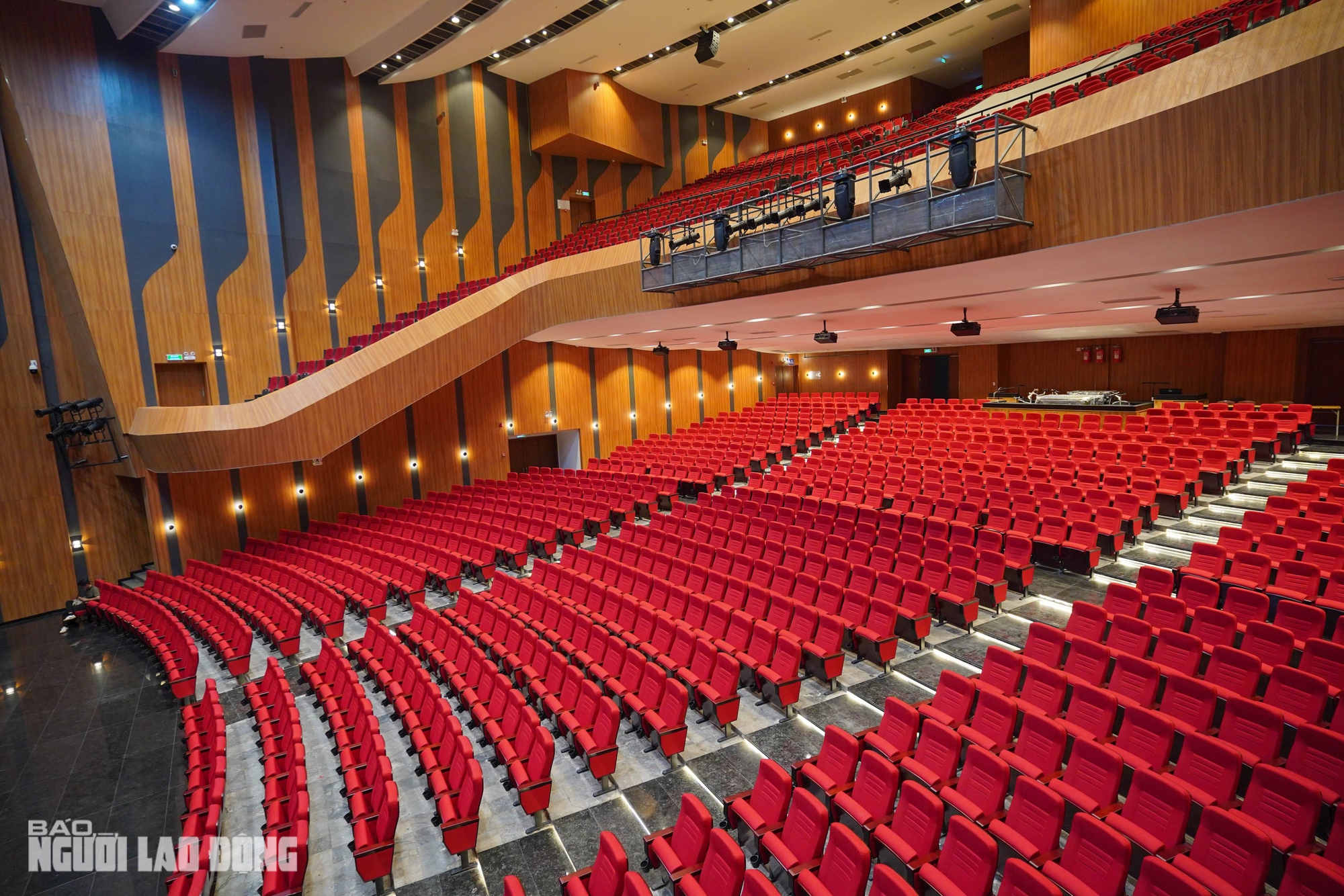 Ngắm nhà hát Hòa Bình tuyệt đẹp trong tấm áo mới trị giá hơn 270 tỉ đồng - Ảnh 33