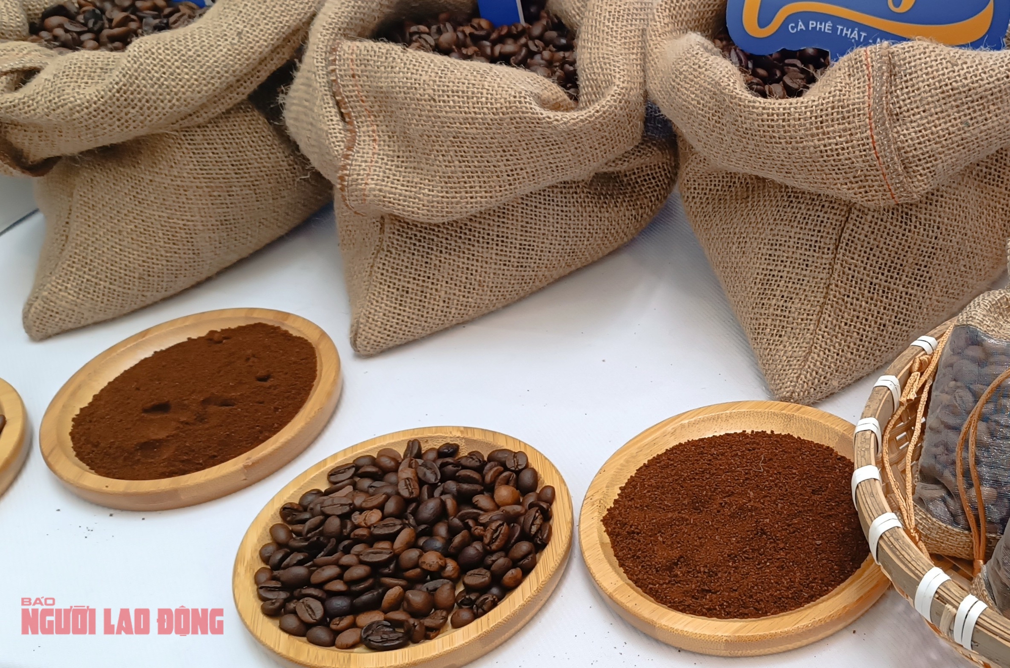 Giá cà phê hôm nay 13-12: Cuối tuần lao dốc, mốc 100.000 đồng/kg không còn - Ảnh 1