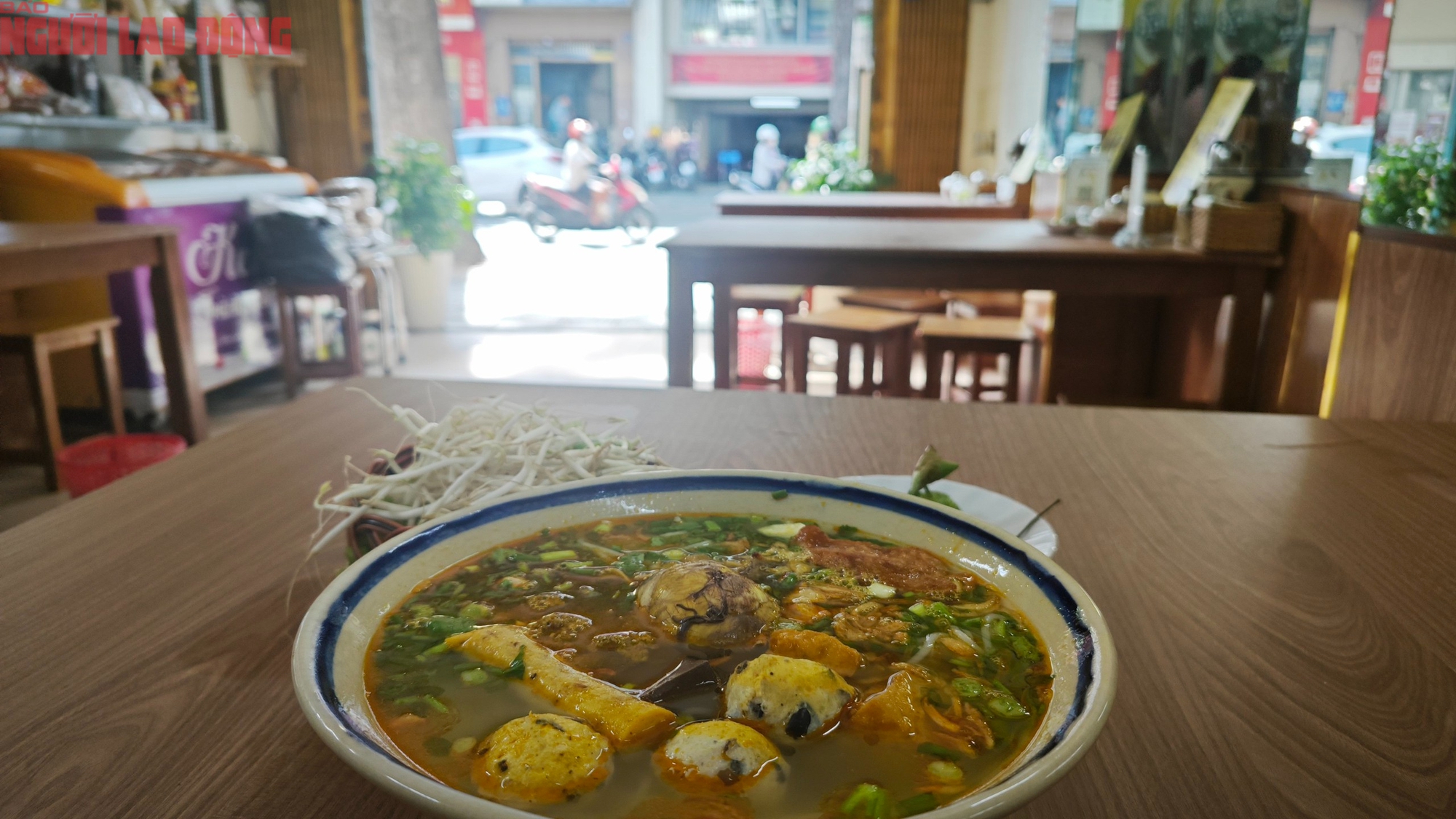 Bỏ thuế khoán, hộ kinh doanh quán ăn lo tăng việc, đội chi phí - Ảnh 1