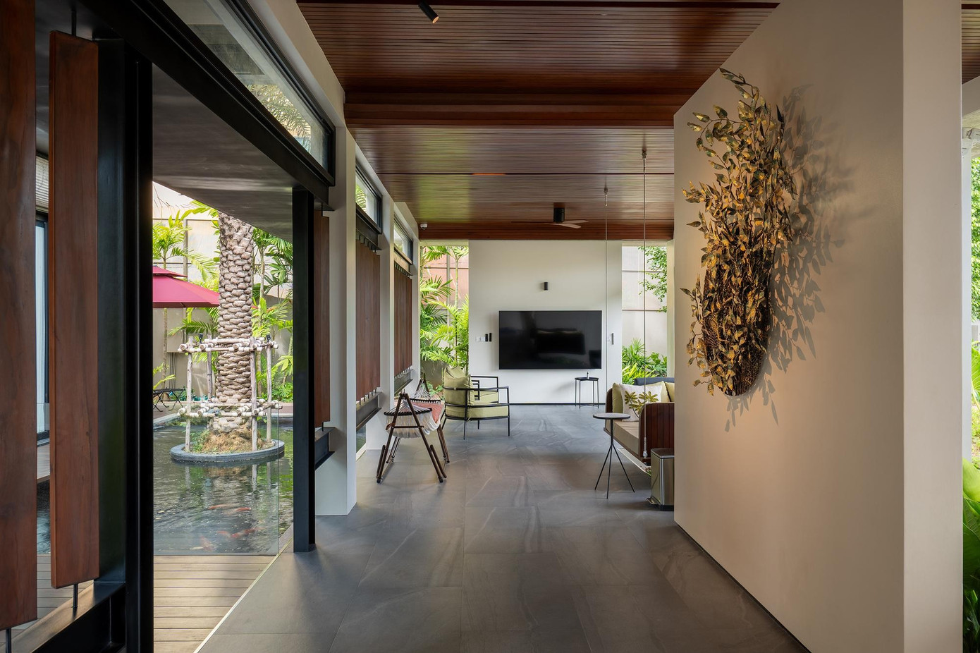 Biệt thự 3 tầng với kiến trúc mở, sống xanh giữa đô thị nhiệt đới - Ảnh 7