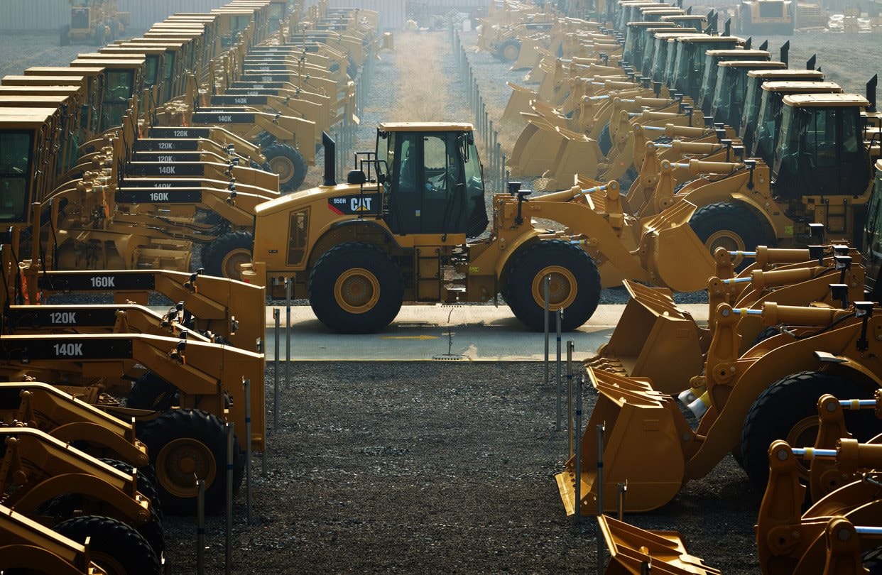 Chưa từng có, công ty vô danh bán máy xúc thu về hàng tỷ USD nhờ AI, cổ phiếu tăng mạnh hơn cả Amazon, Meta hay Microsoft - Ảnh 1