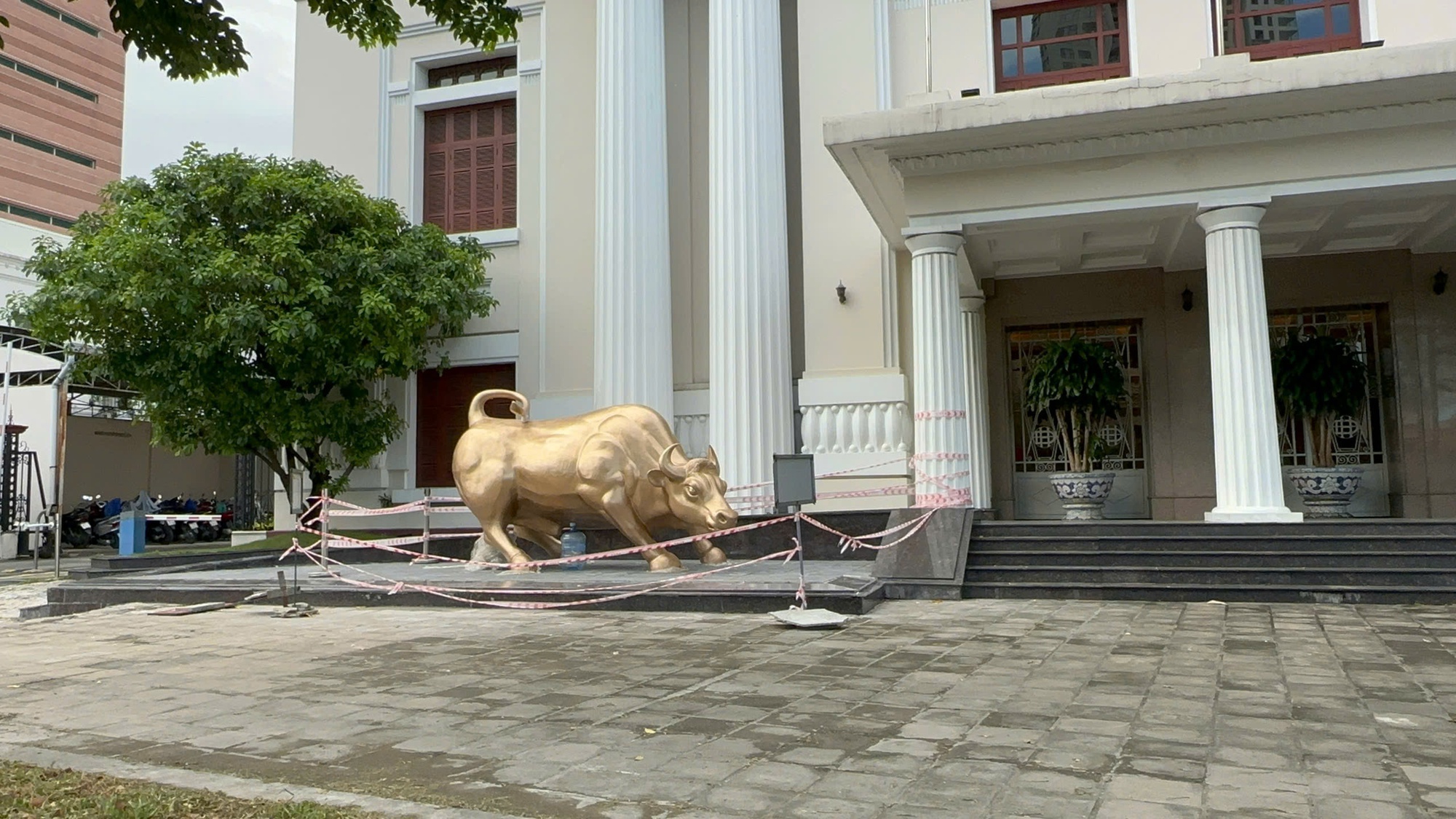 Sở Giao dịch Chứng khoán TPHCM thay biểu tượng "bò tót tấn công" sau 25 năm? - Ảnh 1