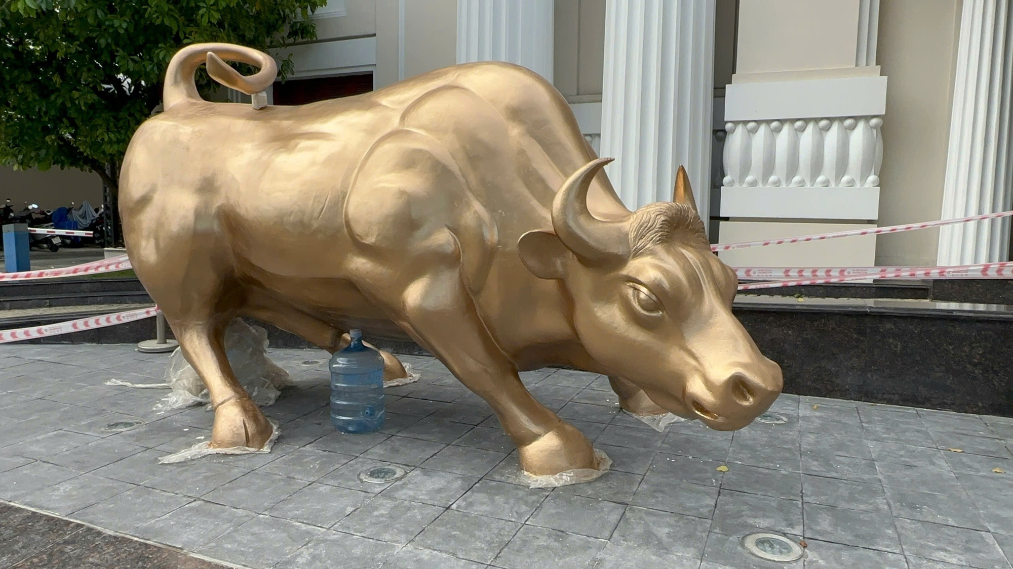 Sở Giao dịch Chứng khoán TPHCM thay biểu tượng "bò tót tấn công" sau 25 năm? - Ảnh 3