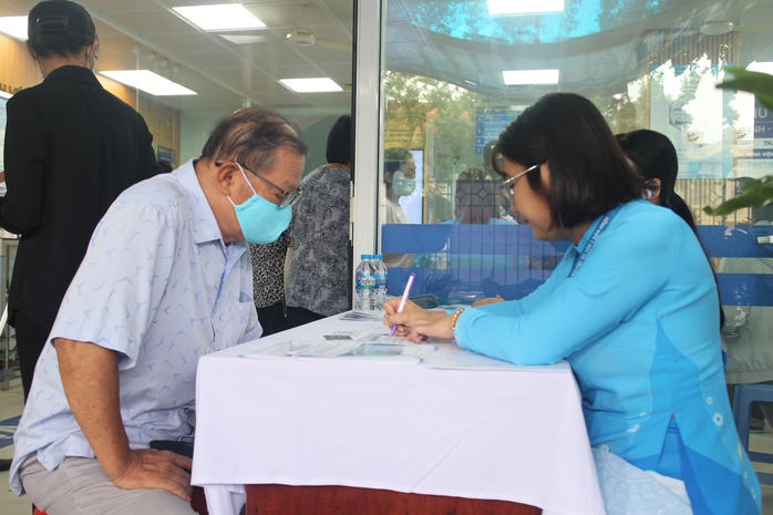 Người dân bị thu phí khi mua BHYT, BHXH TPHCM nói gì? - Ảnh 1