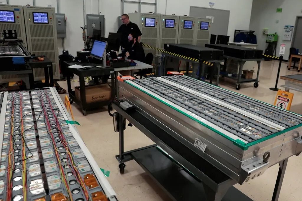 Muốn hạ Trung Quốc nhưng chính "vũ khí" đang dùng lại là của Trung Quốc sản xuất: Một quốc gia bất lực - Ảnh 2