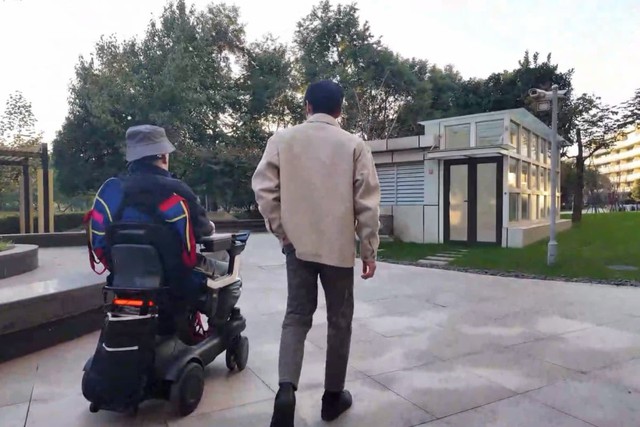 Trung Quốc vượt mặt Elon Musk: Người đàn ông bại liệt điều khiển robot và đi làm lại bằng ý nghĩ - Ảnh 1