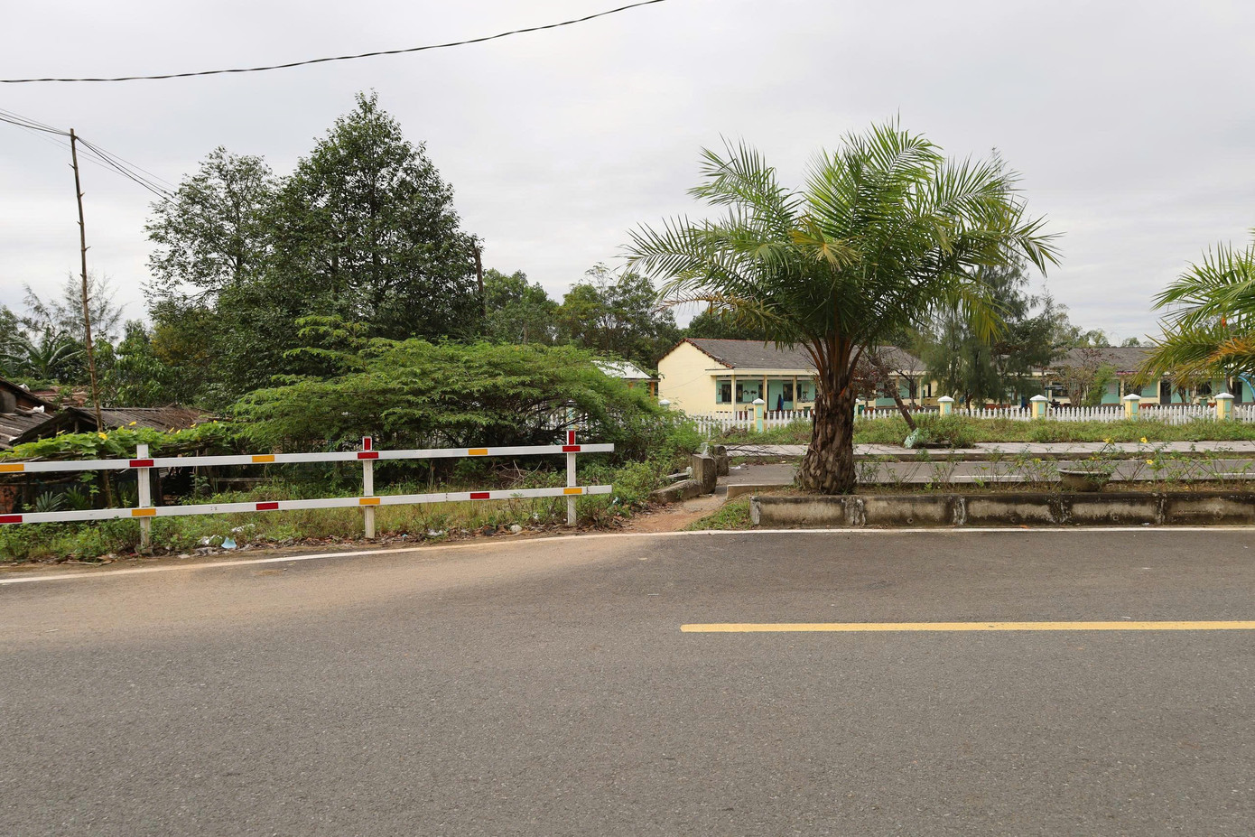 Kỳ lạ tuyến đường hàng chục tỷ đồng có ngôi nhà án ngữ giữa đường - Ảnh 7