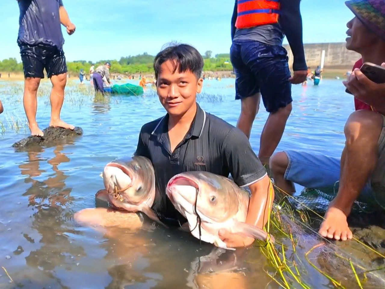 Người dân đổ xô vào Thuỷ điện Trị An bắt cá khủng - Ảnh 2