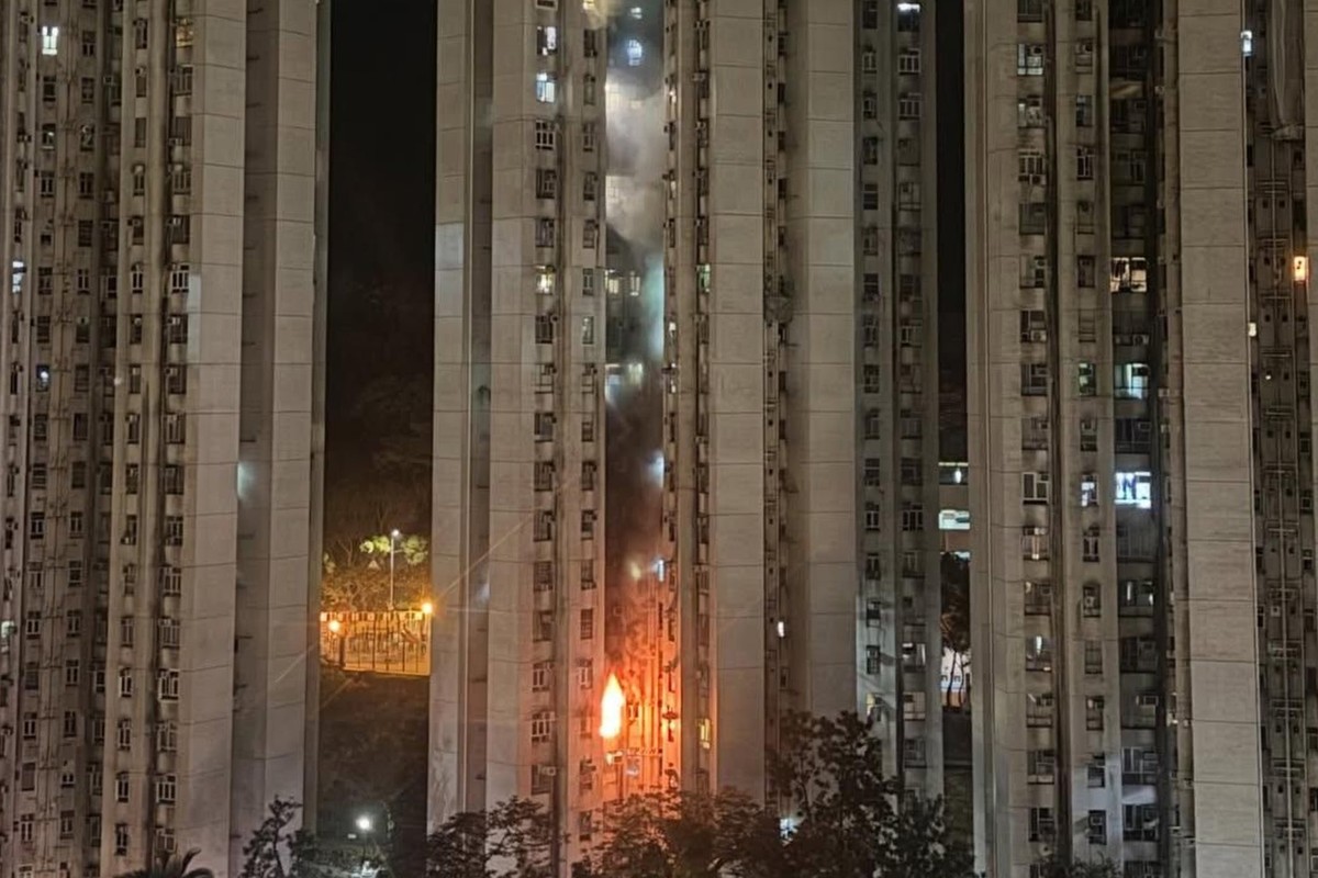 Cháy chung cư ở Hong Kong (Trung Quốc) giữa đêm, có người bị thương, hơn 100 người tháo chạy trong đêm - Ảnh 1