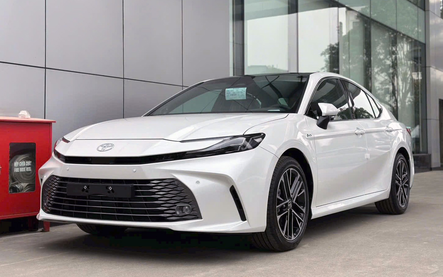 Loạt xe hybrid phổ thông giảm giá trước thềm giảm thuế từ tháng sau tại Việt Nam: Có 'vua doanh số' phân khúc giảm lăn bánh hơn 150 triệu đồng - Ảnh 1