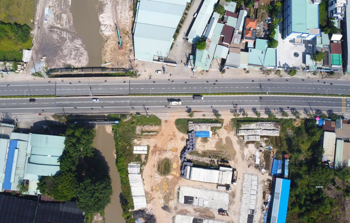 Hình hài đường cao tốc TPHCM đi Tây Nguyên sau gần 1 năm khởi công - Ảnh 17