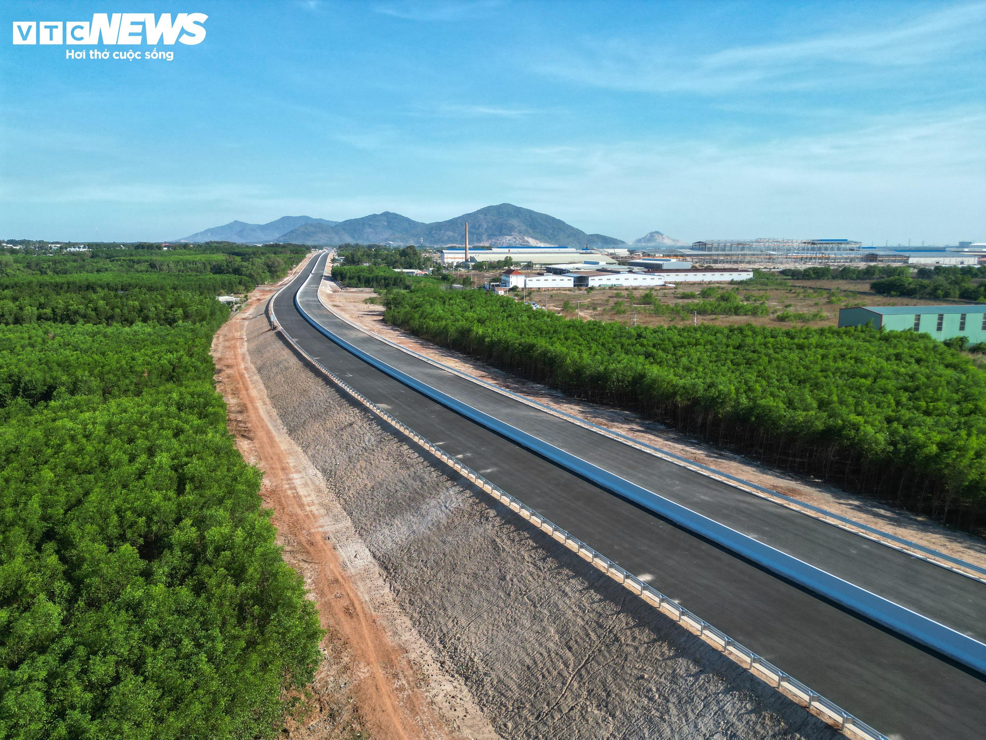 Sân bay Long Thành sắp khánh thành, các tuyến đường kết nối hoàn thiện tới đâu? - Ảnh 4