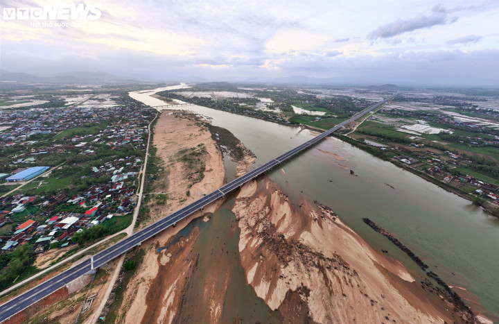 Diện mạo cao tốc Hoài Nhơn - Quy Nhơn hơn 12.400 tỷ đồng trước ngày về đích - Ảnh 1