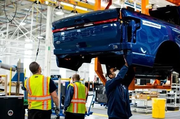 Sự hồi sinh của xe xăng: Lệnh cấm động cơ đốt trong được đề xuất hủy bỏ, nhiều hãng đồng loạt hủy kế hoạch làm xe điện - Ảnh 1