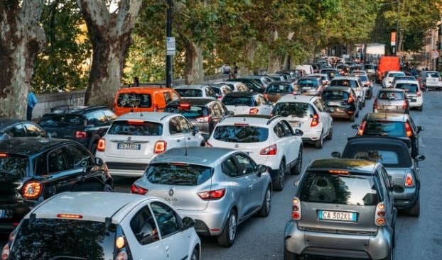 Thế giới chưa sẵn sàng chia tay xe xăng: Châu Âu chính thức lùi kế hoạch cấm 100% ô tô mới dùng động cơ đốt trong, loạt hãng lớn từ Porsche, Mercedes đến BMW thở phào - Ảnh 1