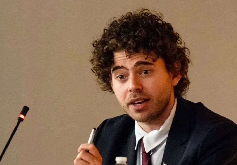 Bỏ học, từng bị FBI đột kích khám xét căn hộ, chàng founder 27 tuổi bất ngờ trở thành tỷ phú tự thân bậc nhất, hiện điều hành startup 9 tỷ USD - Ảnh 1