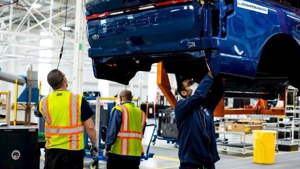 Thời hoàng kim của xe xăng quay trở lại: Loạt hãng lớn từ bỏ xe điện vì không thể bù lỗ, người dân thờ ơ với EV vì trợ cấp không còn - Ảnh 2