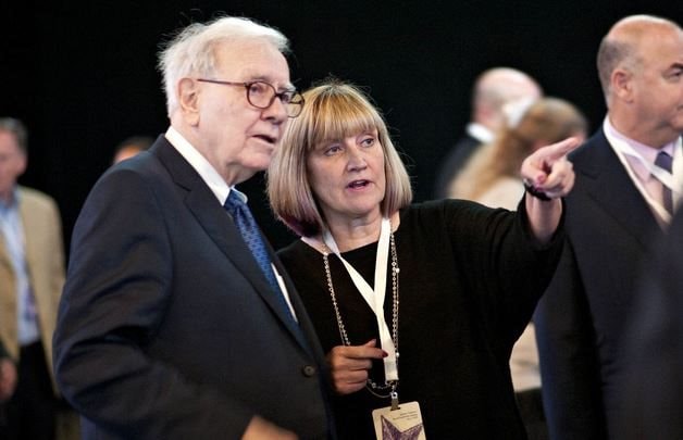 Chuyện khó tin trong gia đình Warren Buffett: Con gái duy nhất hơn 20 tuổi mới biết cha là tỷ phú, từng phải giao đồ ăn, bán báo để kiếm tiền - Ảnh 3