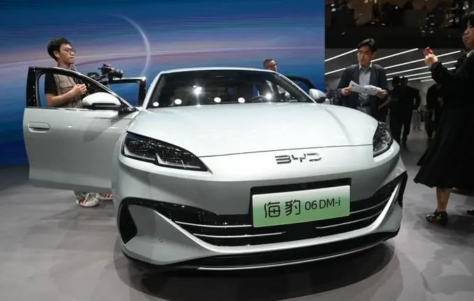 Thời hoàng kim của xe xăng quay trở lại: Loạt hãng lớn từ bỏ xe điện vì không thể bù lỗ, người dân thờ ơ với EV vì trợ cấp không còn - Ảnh 1