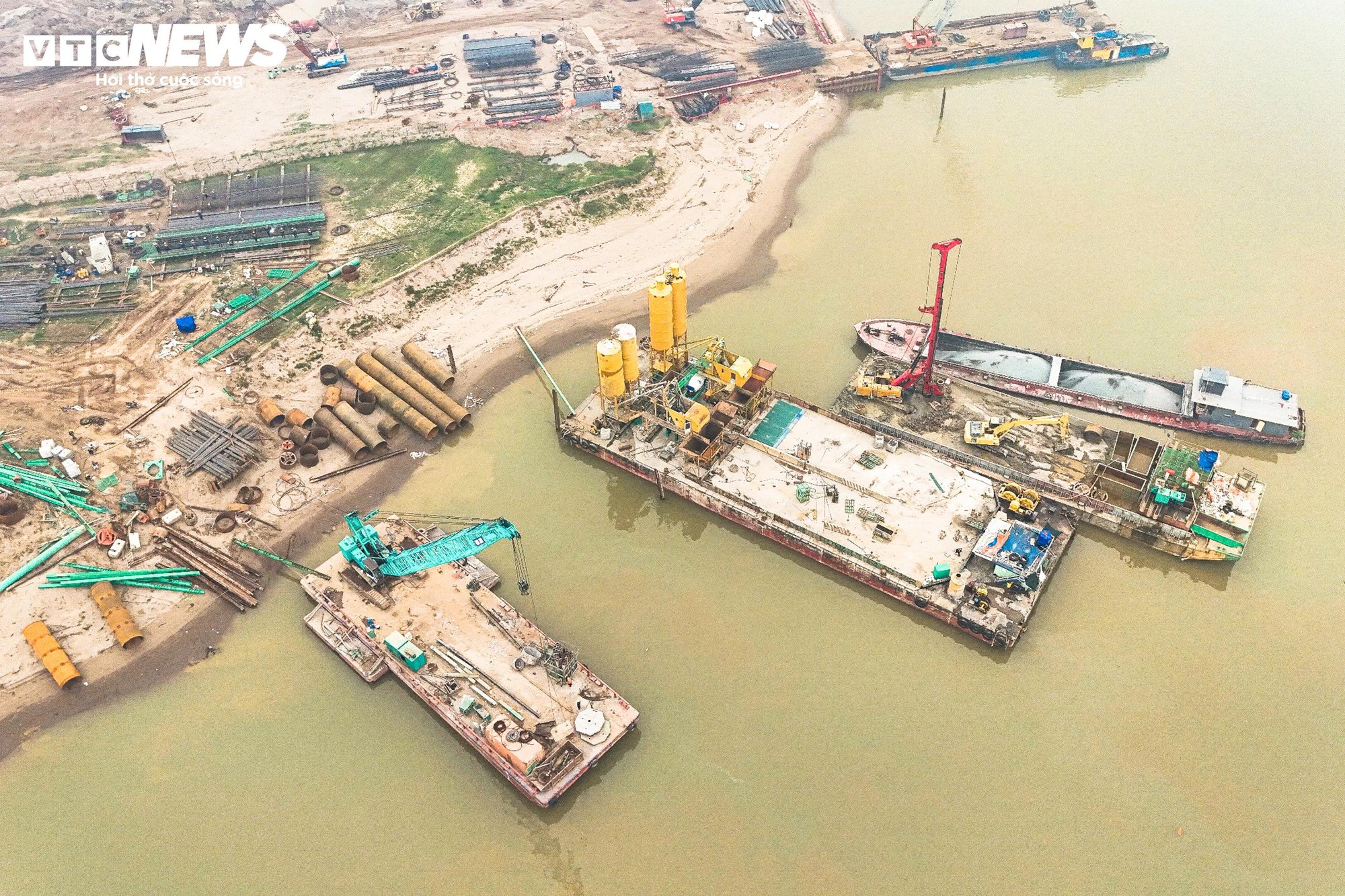 Cận cảnh công trường thi công cầu vượt sông Hồng gần 10.000 tỷ đồng - Ảnh 4