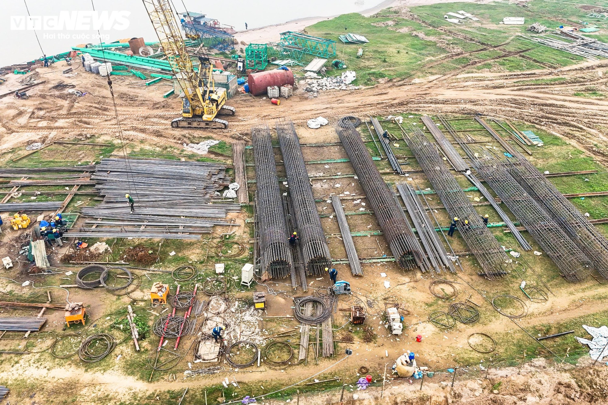 Cận cảnh công trường thi công cầu vượt sông Hồng gần 10.000 tỷ đồng - Ảnh 5