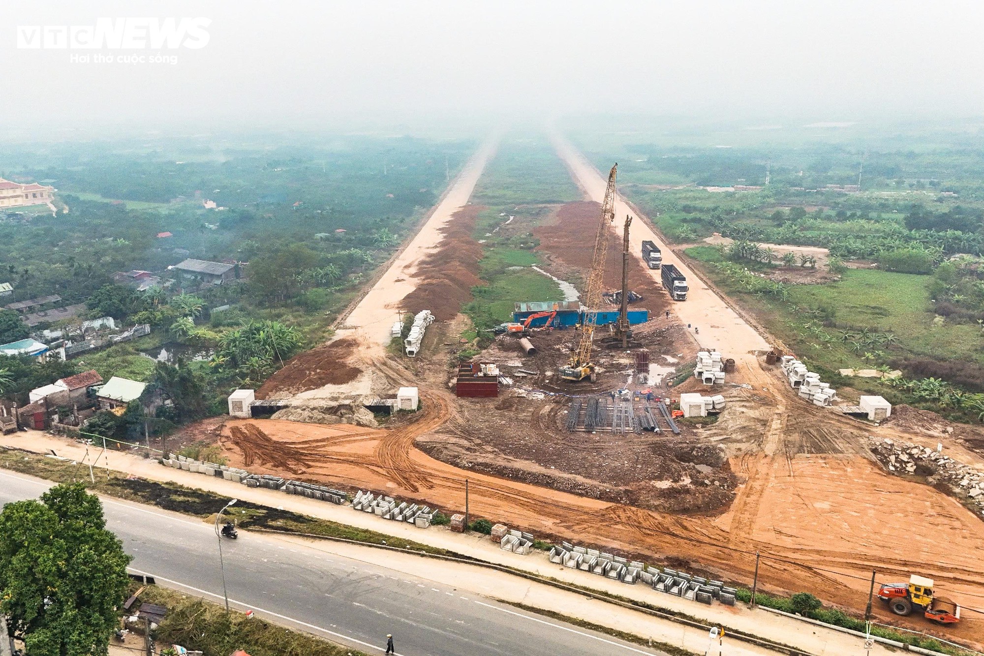 Cận cảnh công trường thi công cầu vượt sông Hồng gần 10.000 tỷ đồng - Ảnh 6