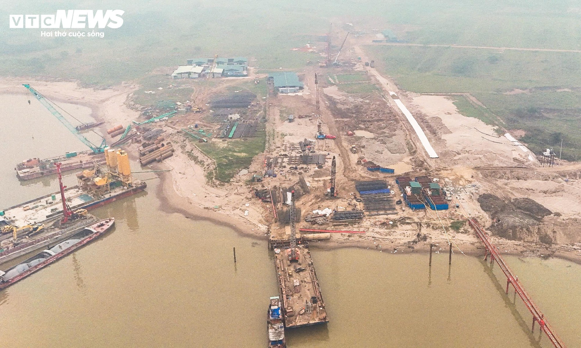 Cận cảnh công trường thi công cầu vượt sông Hồng gần 10.000 tỷ đồng - Ảnh 9