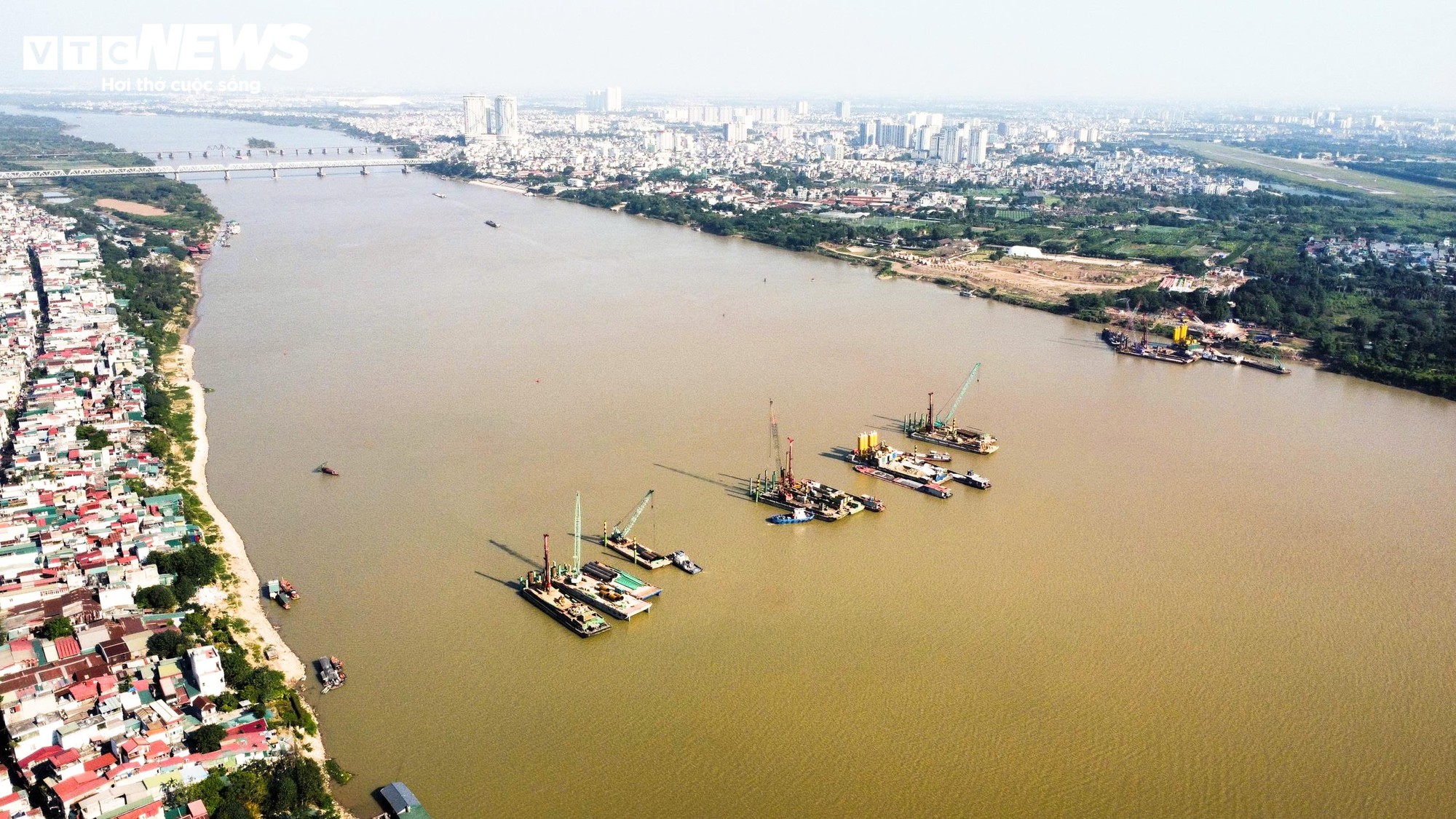 Cận cảnh công trường thi công cầu Trần Hưng Đạo 6 làn xe bắc qua sông Hồng - Ảnh 1