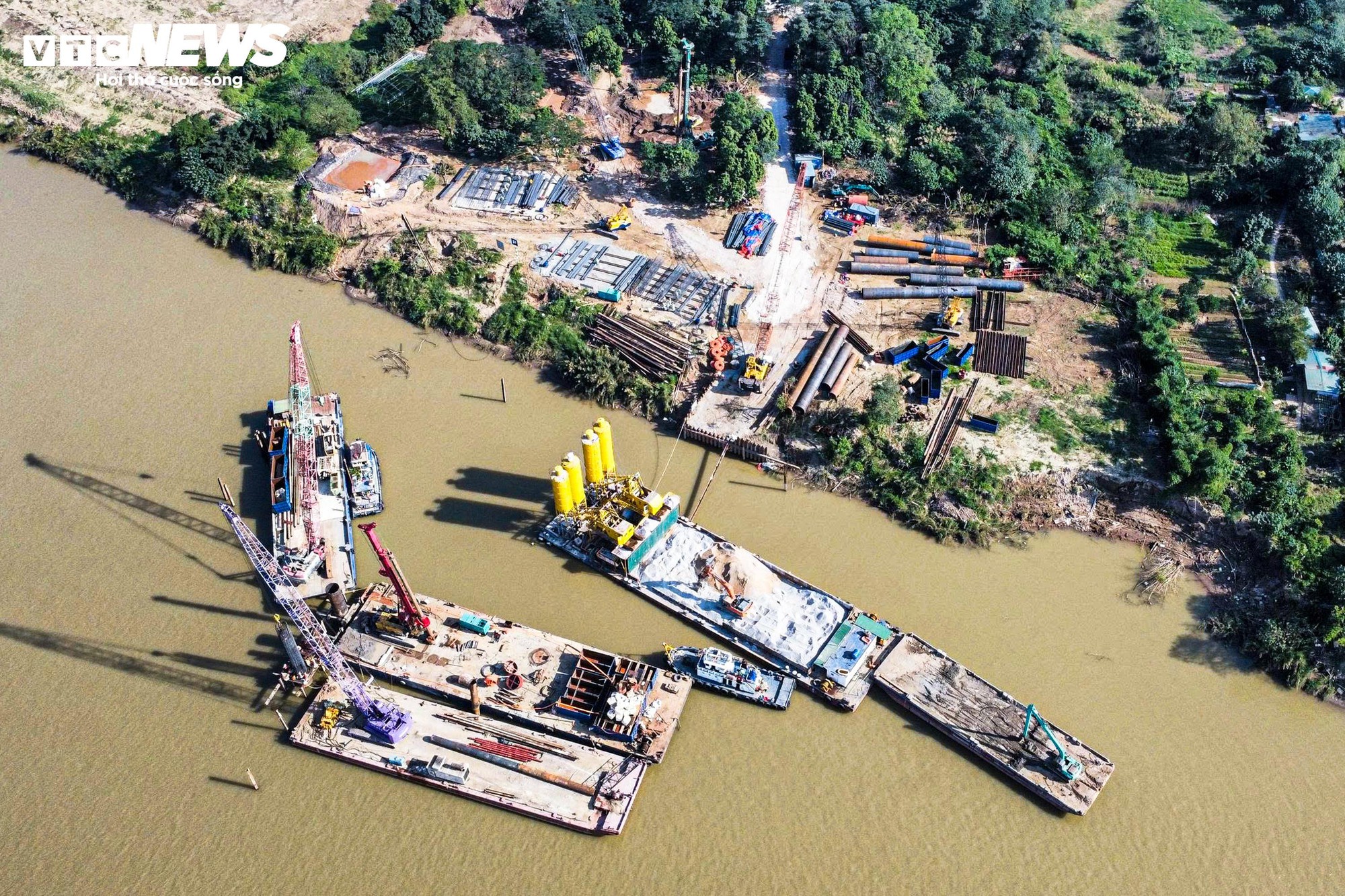 Cận cảnh công trường thi công cầu Trần Hưng Đạo 6 làn xe bắc qua sông Hồng - Ảnh 2