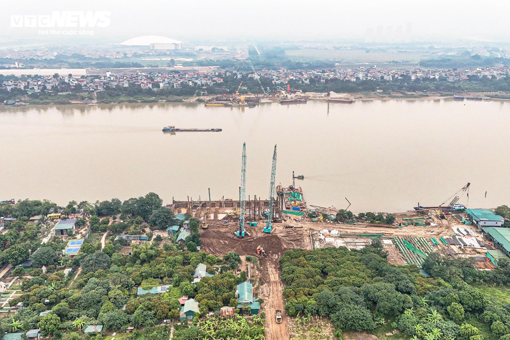 Hiện trạng cầu Tứ Liên vượt sông Hồng sau 7 tháng thi công - Ảnh 2