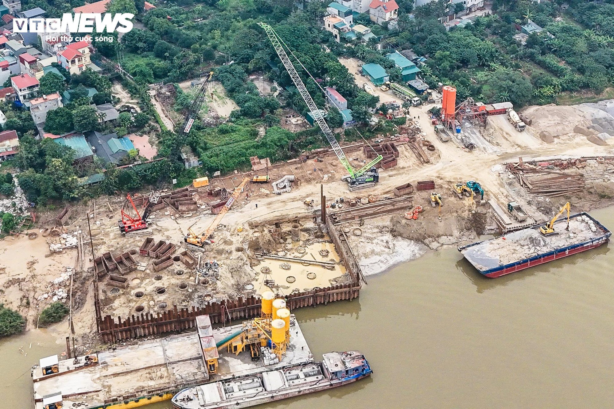 Hiện trạng cầu Tứ Liên vượt sông Hồng sau 7 tháng thi công - Ảnh 7