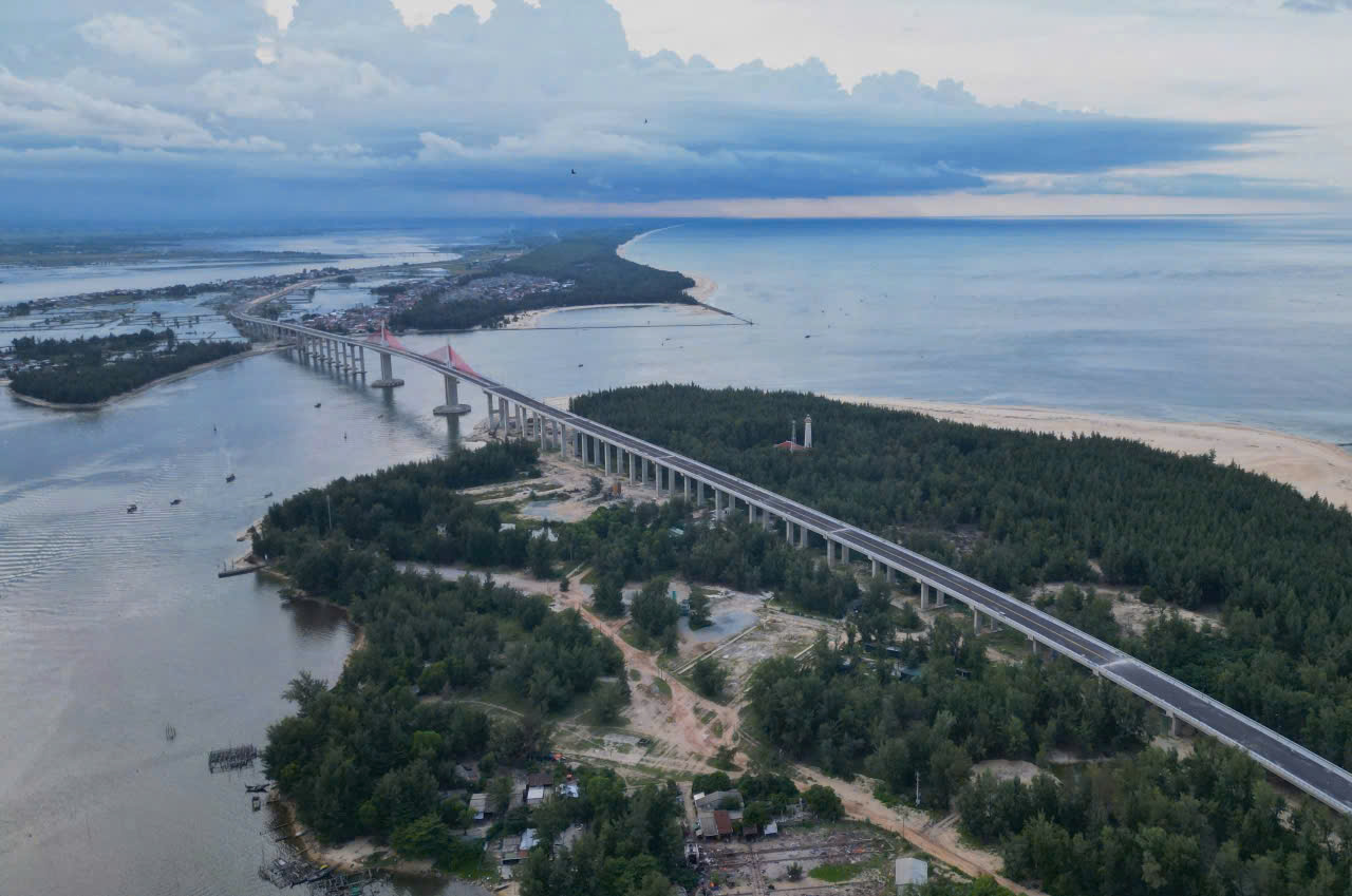 Chính thức: Hoàn thành công trình cấp đặc biệt - cầu vượt cửa biển nghìn tỷ dài nhất miền Trung - Ảnh 2