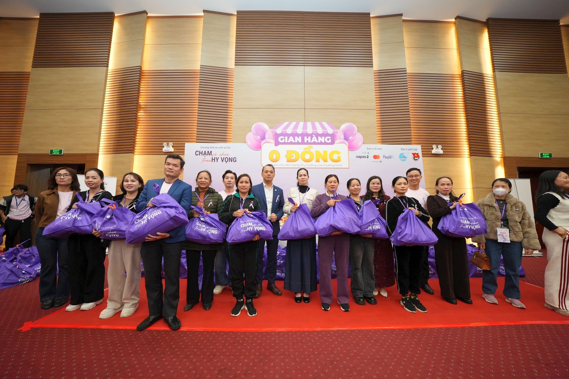 NAPAS, Mastercard và Payoo tài trợ hơn 4 tỷ đồng, trao tặng 2.010 suất tầm soát ung thư và tổ chức “Gian hàng 0 đồng” cho phụ nữ yếu thế - Ảnh 1