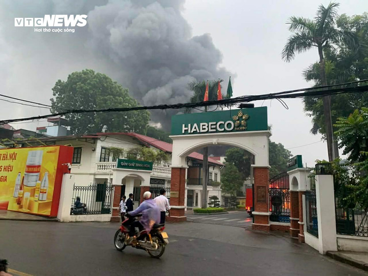Cháy lớn tại Nhà máy Bia Hà Nội Habeco - Ảnh 1