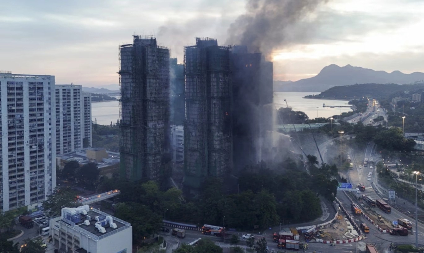 Dựng lại hiện trường: Giàn giáo tre dày như mạng nhện trở thành mồi lửa khiến chung cư của hơn 4.000 cư dân thành ngọn đuốc sống - Ảnh 1